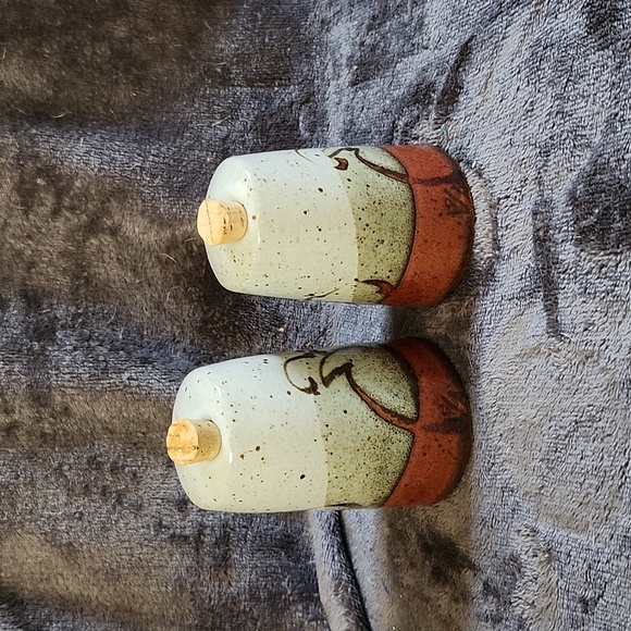Vintage Mexican Folk Art Pottery Salt And Pepper Shakers Cork Top Closure Orange - Picture 2 of 4